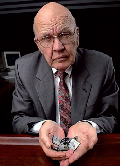 Figura 1: Jack Kilby, l’inventore del microchip, ricevette il premio Nobel per la fisica nel 2000 in coppia a Robert Noyce.