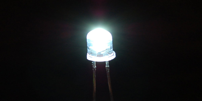 LED bianchi: meglio un boost converter o un charge pump