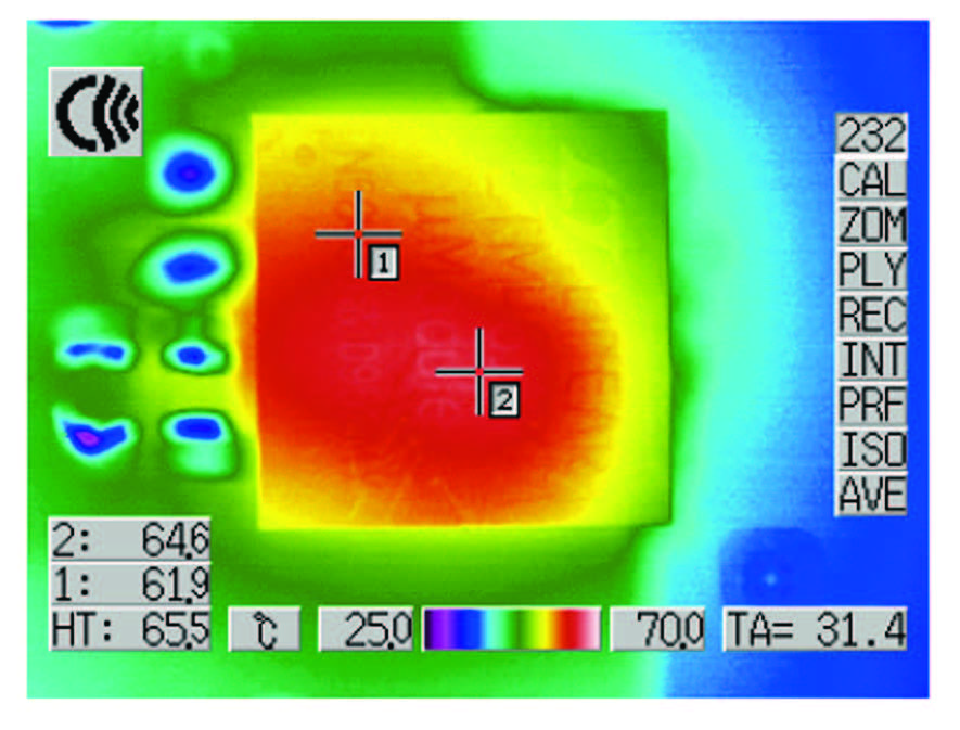 Figura 7: immagine termica dall’alto di un regolatore LTM4611 che produce 1, 5V a 15 A da una tensione in ingresso di 5 V. La perdita di potenza è 3,5 W. Dalla prova al banco senza flusso d’aria è risultata una temperatura di superficie di 65 ºC.