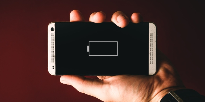 simbolo batteria li-ion rappresentato su schermo smartphone