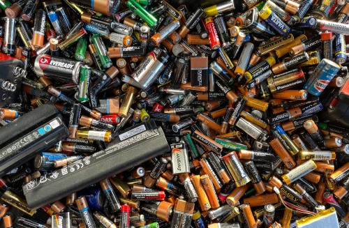 cumulo di batterie esaurite di vario tipo